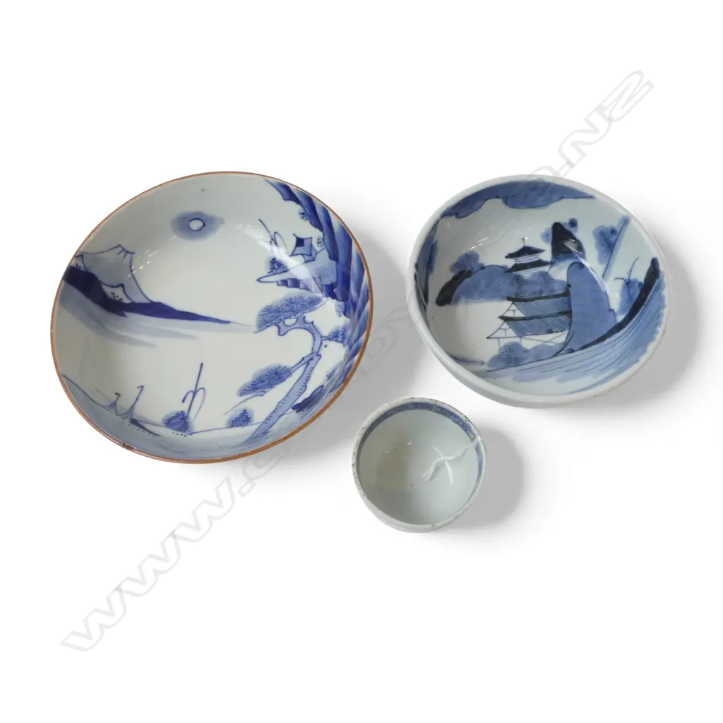 3 JAPANESE HAND-PAINTED BLUE & WHITE BOWLS Image 1++