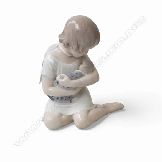 ROYAL COPENHAGEN GIRL w. DOLL #1998 H.125mm