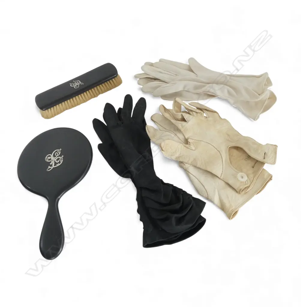 ASSTED GLOVES AND EBONY BRUSH AND MIRROR  Image 1++