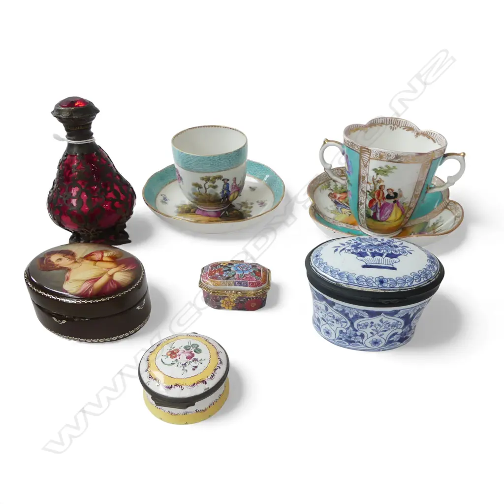 2 C/S, 4 LIDDED CONTAINERS, RED GLASS BOTTLE w. METAL DECORATION H.120mm Image 1++