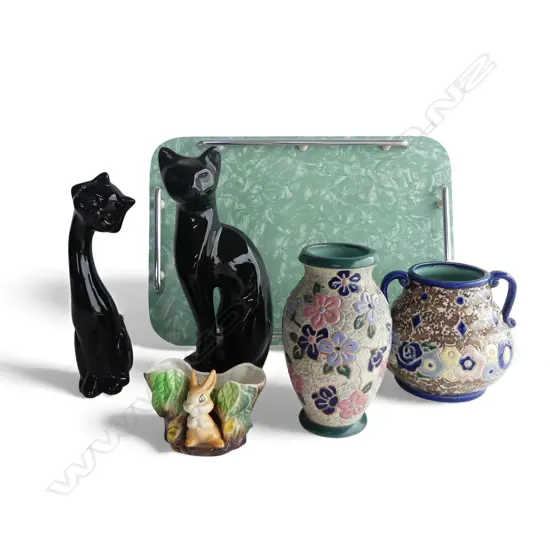 FORMIKA GALLERY TRAY L430MM 3 VASES & 2 BLACK CAT ORNS 280MM TALLEST