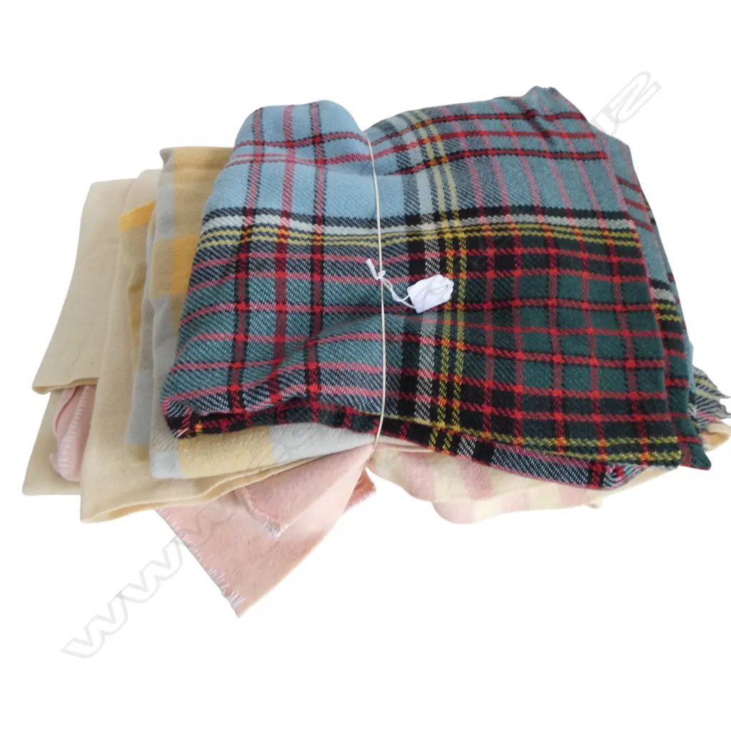 3 VINTAGE WOOLEN BLANKETS Image 1++