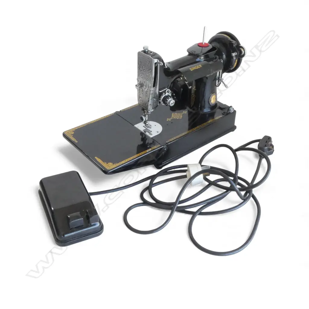 CASED SINGER SEWING MACHINE, WORKING Image 1++