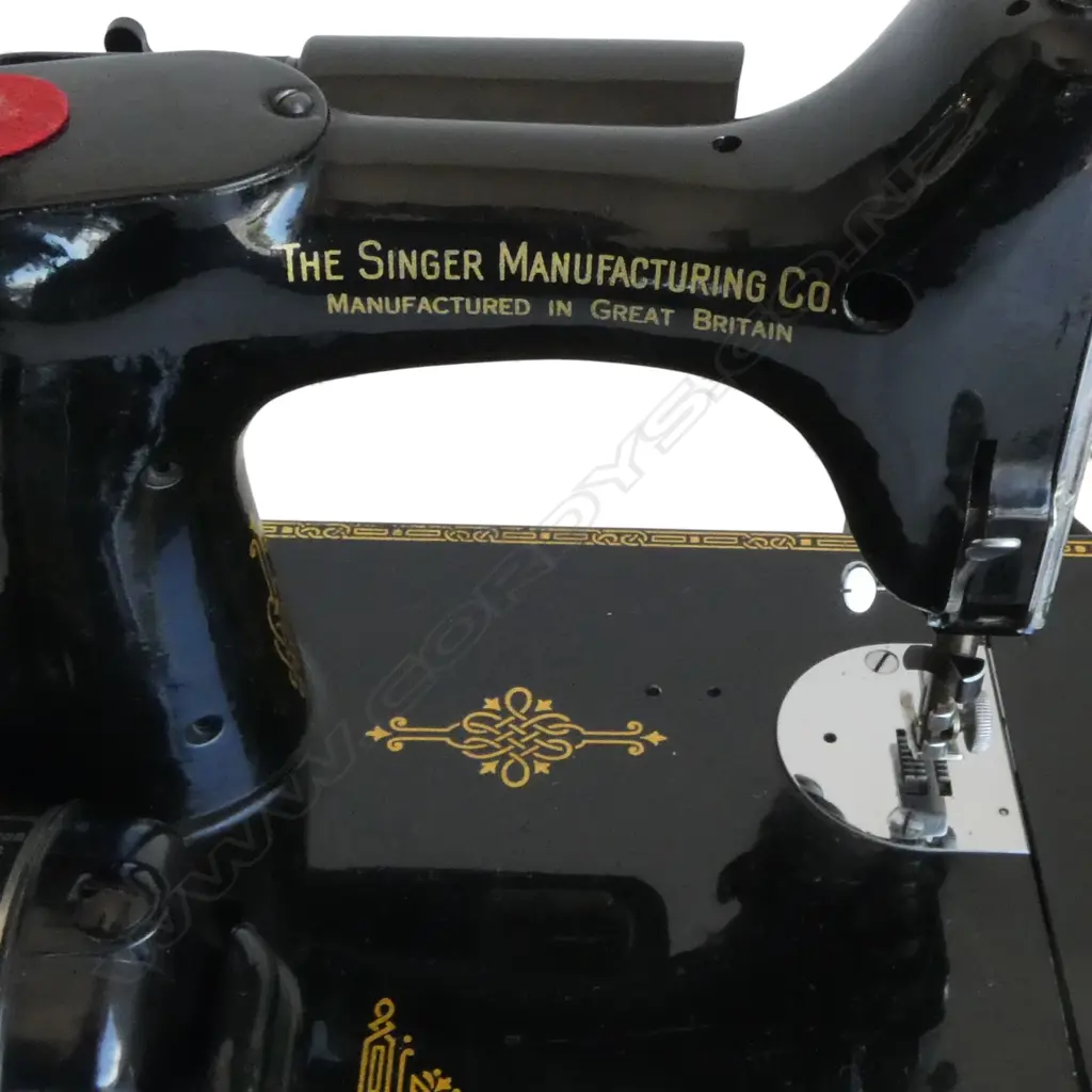 CASED SINGER SEWING MACHINE, WORKING Image 1++