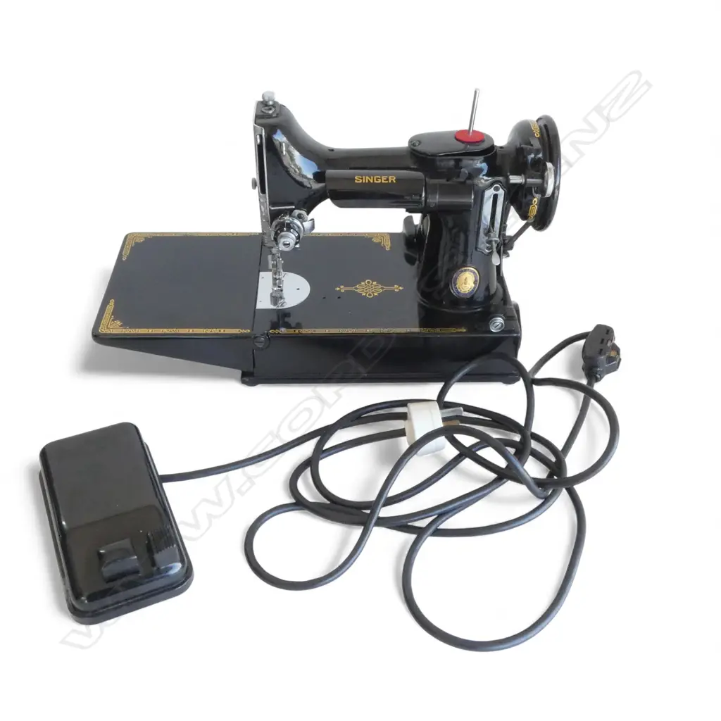 CASED SINGER SEWING MACHINE, WORKING Image 1++