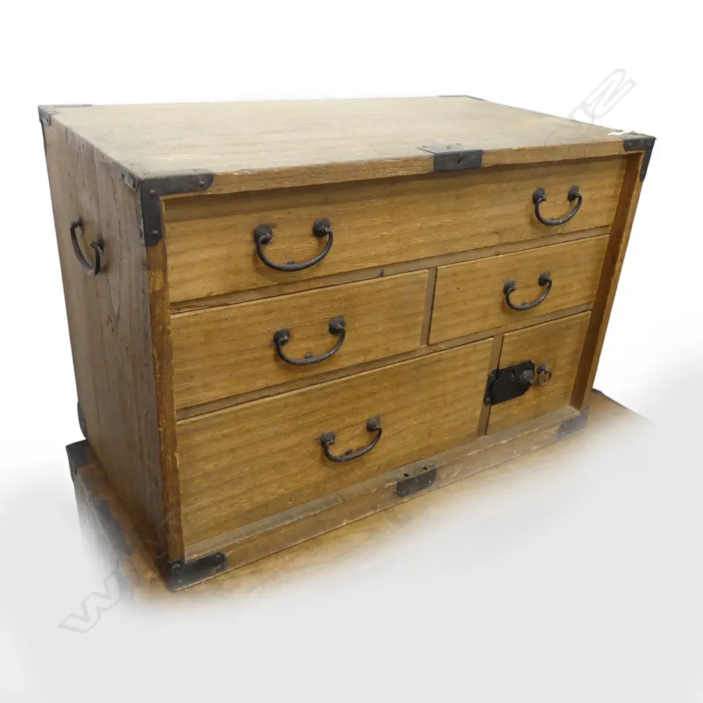 Vintage small Japanese collector's chest Image 1++