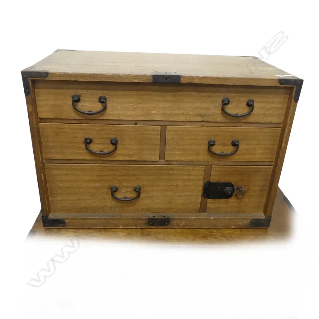 Vintage small Japanese collector's chest Image 1++