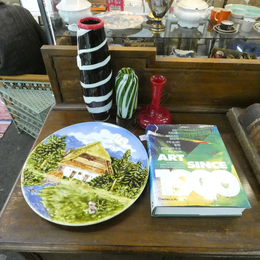 ART SINCE 1900 THAMES & HUDSON REFERENCE BOOK + 3 GLASS VASES & MAJOLICA PLATE Dia.360mm Image 1++