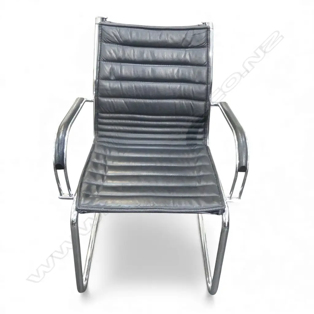 4 MODERN CHROME AND BLACK LEATHER DINING CHAIRS Image 1++
