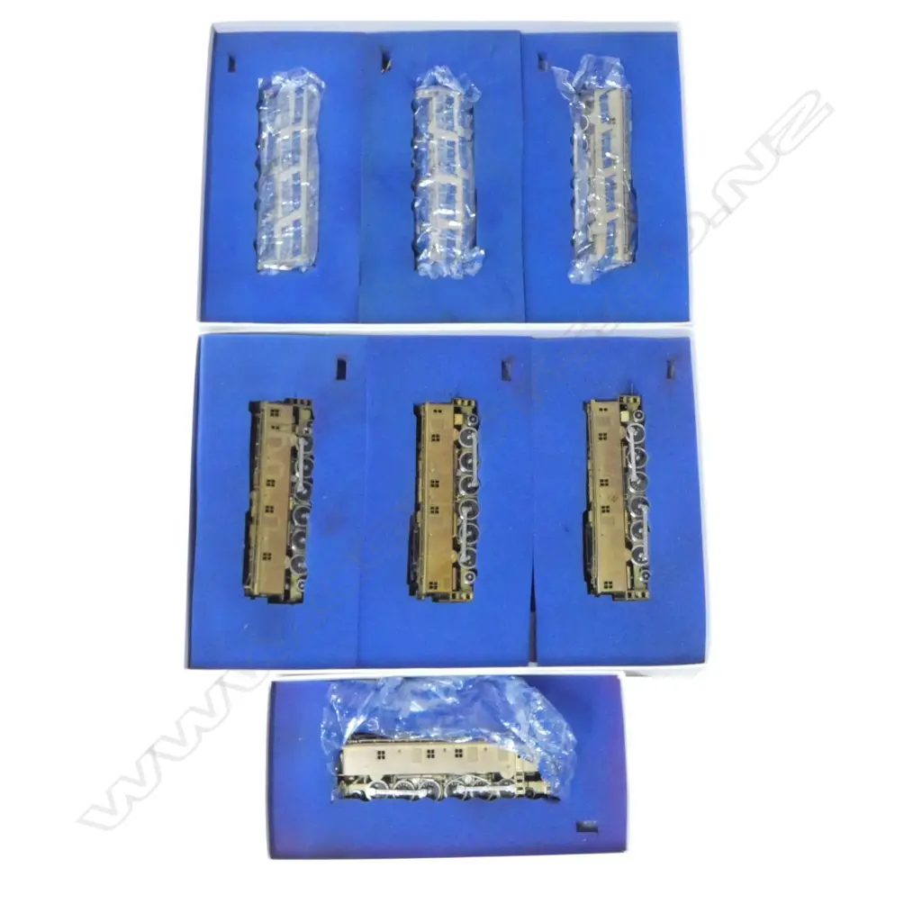 2 MINT & BOXED OO GAUGE ELECTRIC VIRGINIAN CARRIAGE SETS  & 1 SINGLE BOXED CARRIAGE Image 1++