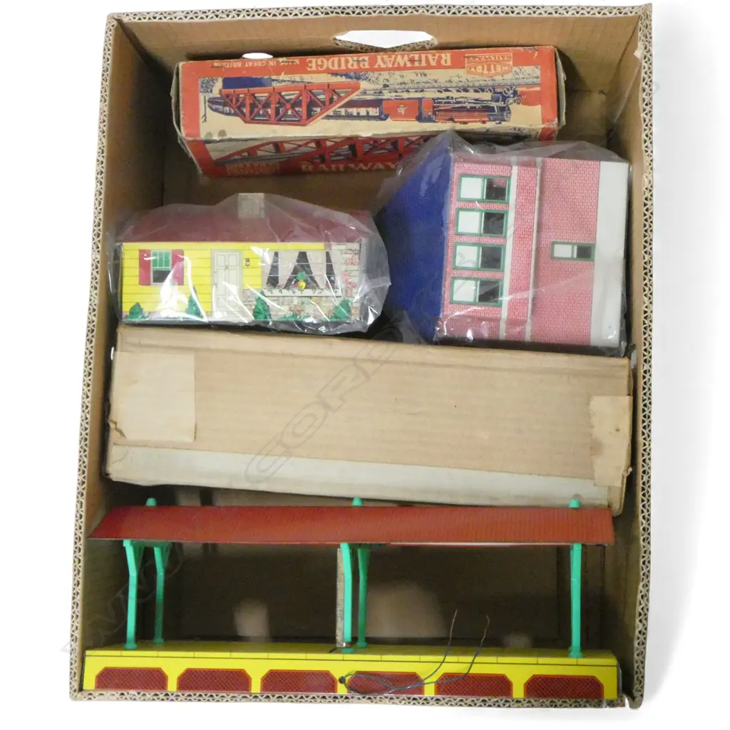 5 TIN TOY MODEL RAILWAY STATIONS BRIDGE ETC. L.340mm LONGEST Image 1++