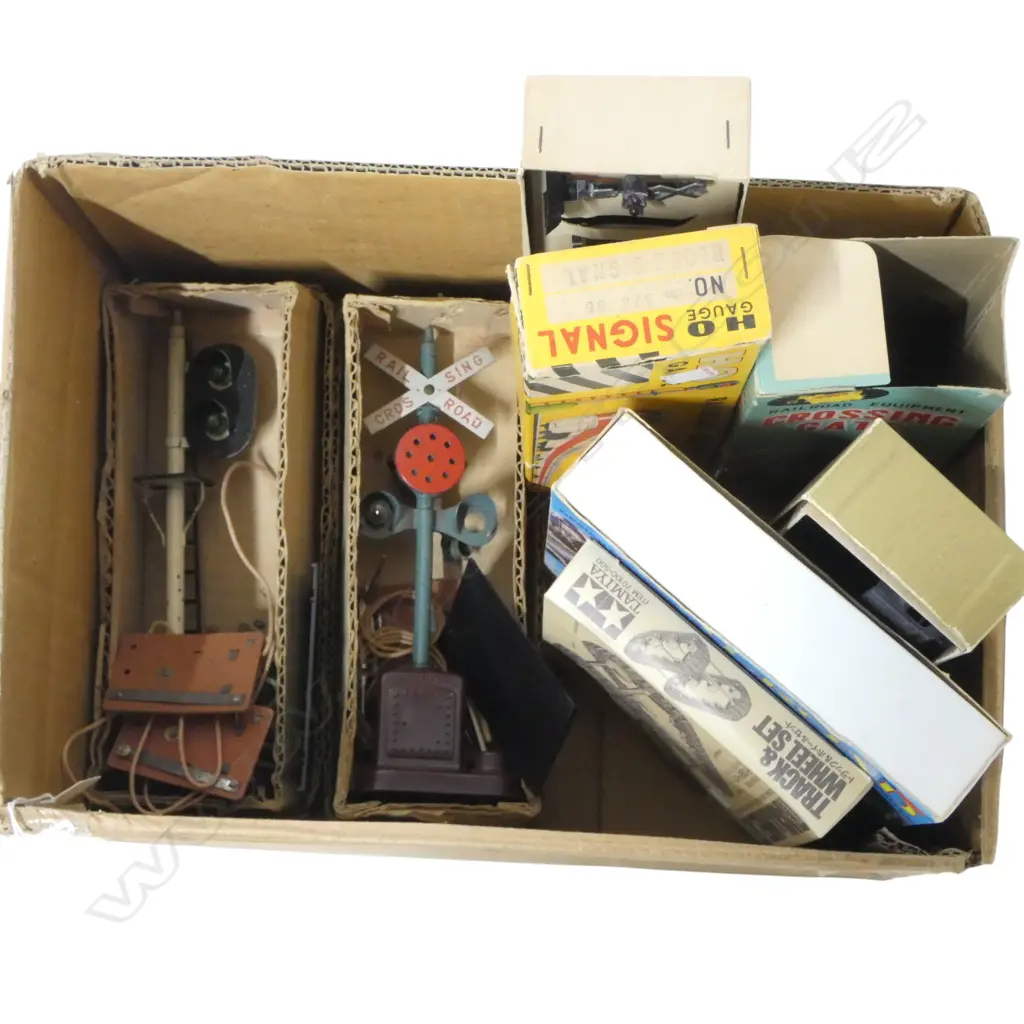 BOX OF 4 ELECTRIC SIGNALS & EXTRAS Image 1++