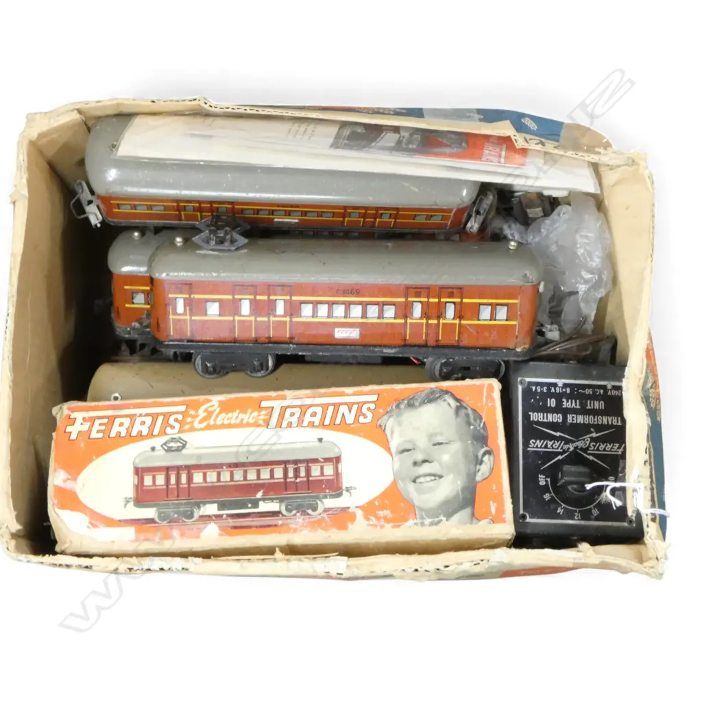 VINTAGE FERRIS ELECTRIC TRAIN SET ENGINE CARRIAGES TRANSFORMER & TRACK Image 1++