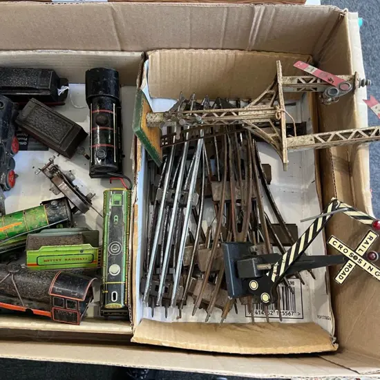 COLLECTION OF OLD HORNY 0 GAUGE MODEL RAILWAY includes 2 signal arms