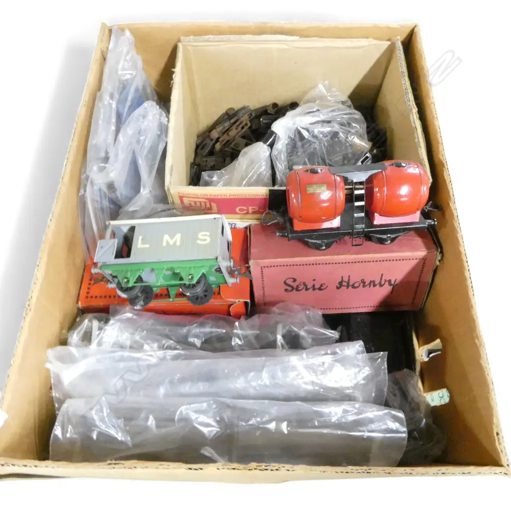 BOX OF 0 GAUGE HORNBY TRACK 2 MINT & BOXED CARRIAGES TRACK CLIPS ETC Image 1++