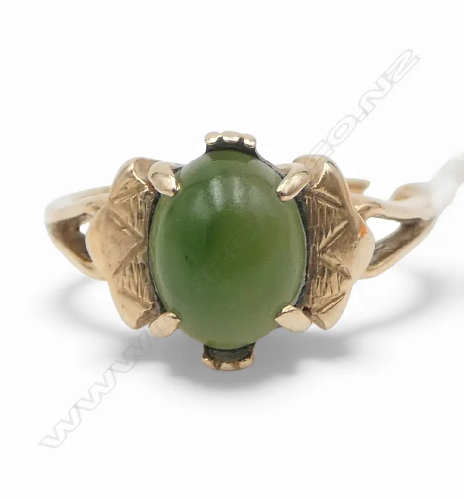 9CT GREEN STONE RING, 2.8gms SIZE O Image 1++