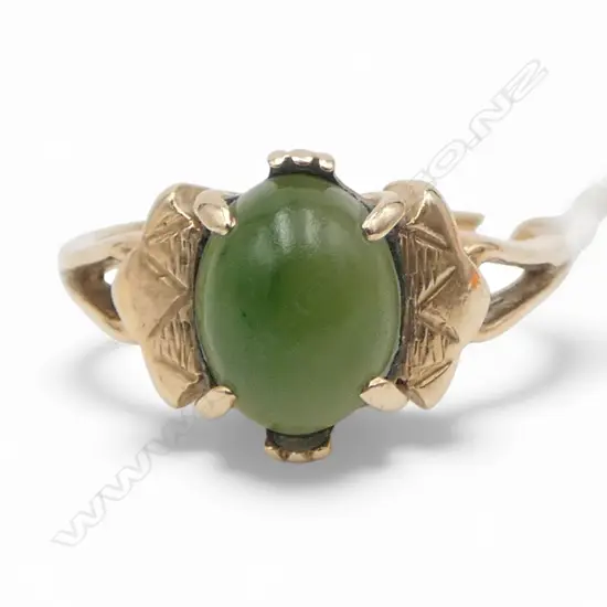 9CT GREEN STONE RING, 2.8gms SIZE O