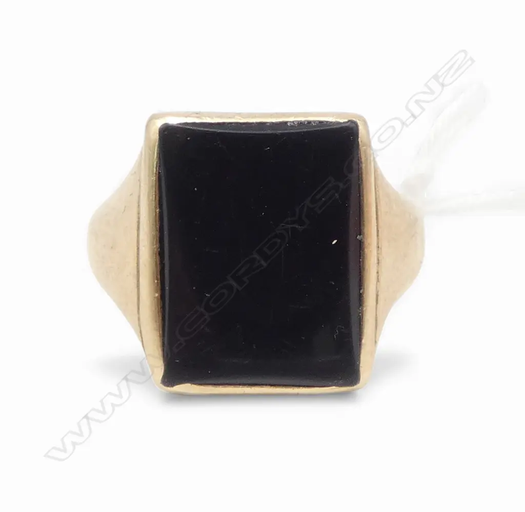 9ct GOLD RING signet style with onyx panel. 6.67gms SIZE U Image 1++