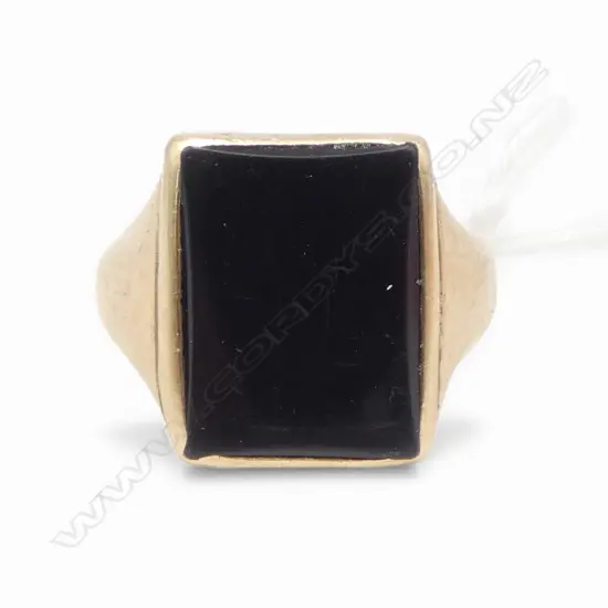 9ct GOLD RING signet style with onyx panel. 6.67gms SIZE U