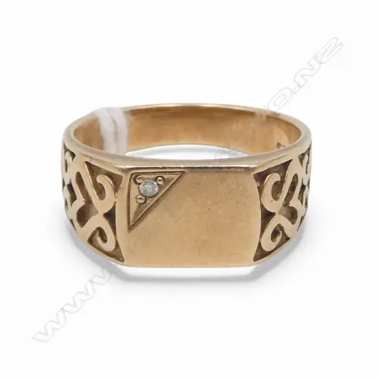 9CT DIAMOND SIGNET RING, 5.6gms SIZE  U