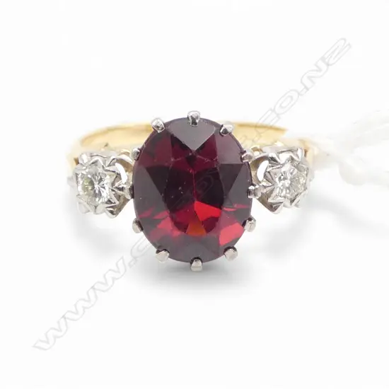 18ct Y/W GOLD GARNET & DIAMOND 3 STONE RING 3.6gms SIZE L