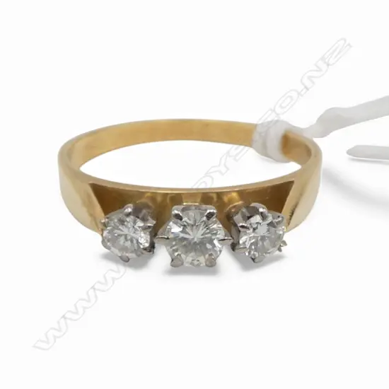 18CT 3 STONE DIAMOND RING, 3.2gms SIZE O1/2