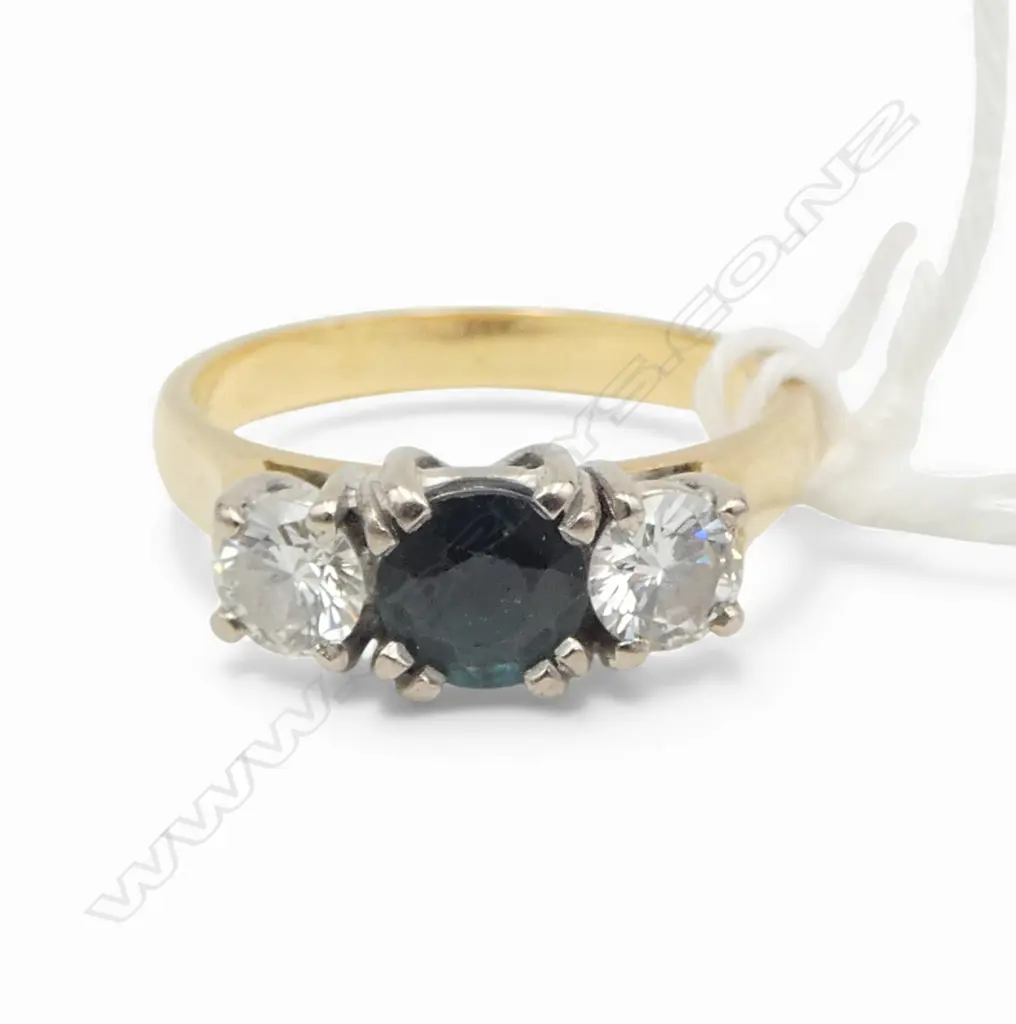 18CT Y/G 3 STONE SAPPHIRE AND DIAMOND RING SIZE N Image 1++