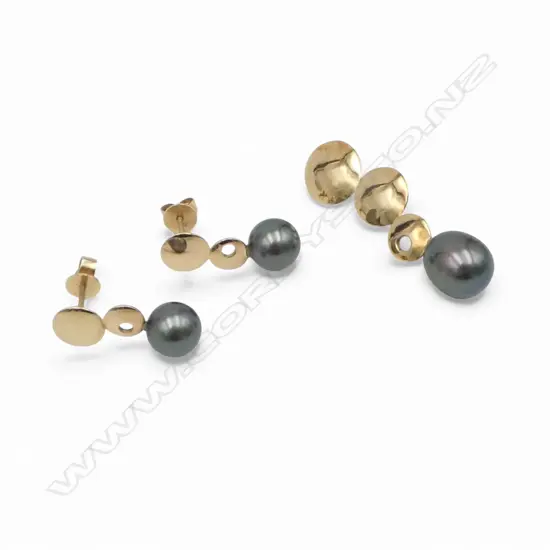 CONTEMPORARY 9CT GOLD AND BLACK PEARL EARRINGS AND PENDANT SET (valuation)
