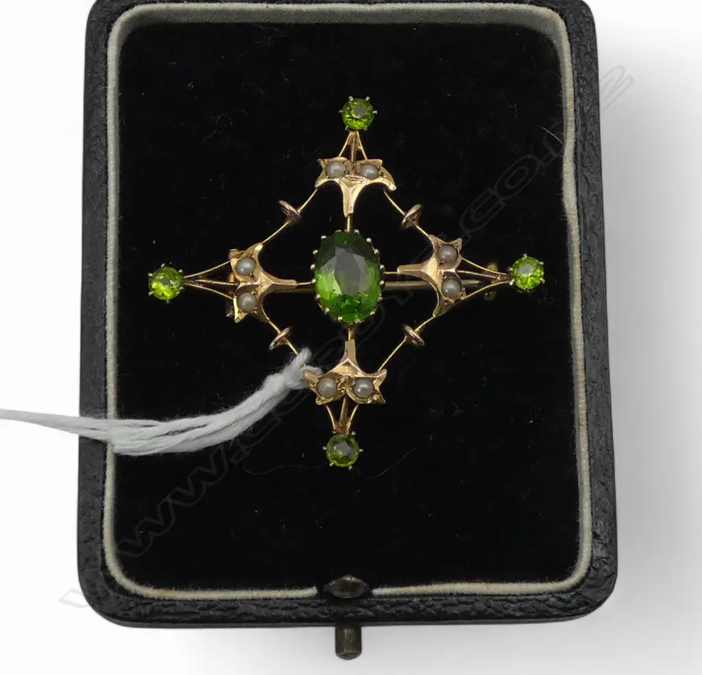 Edwardian 9ct gold stone set green & seed pearl brooch boxed 4.46gms. Image 1++