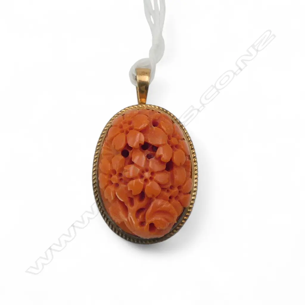 9ct gold and carved coral pendant 7.8gms Image 1++