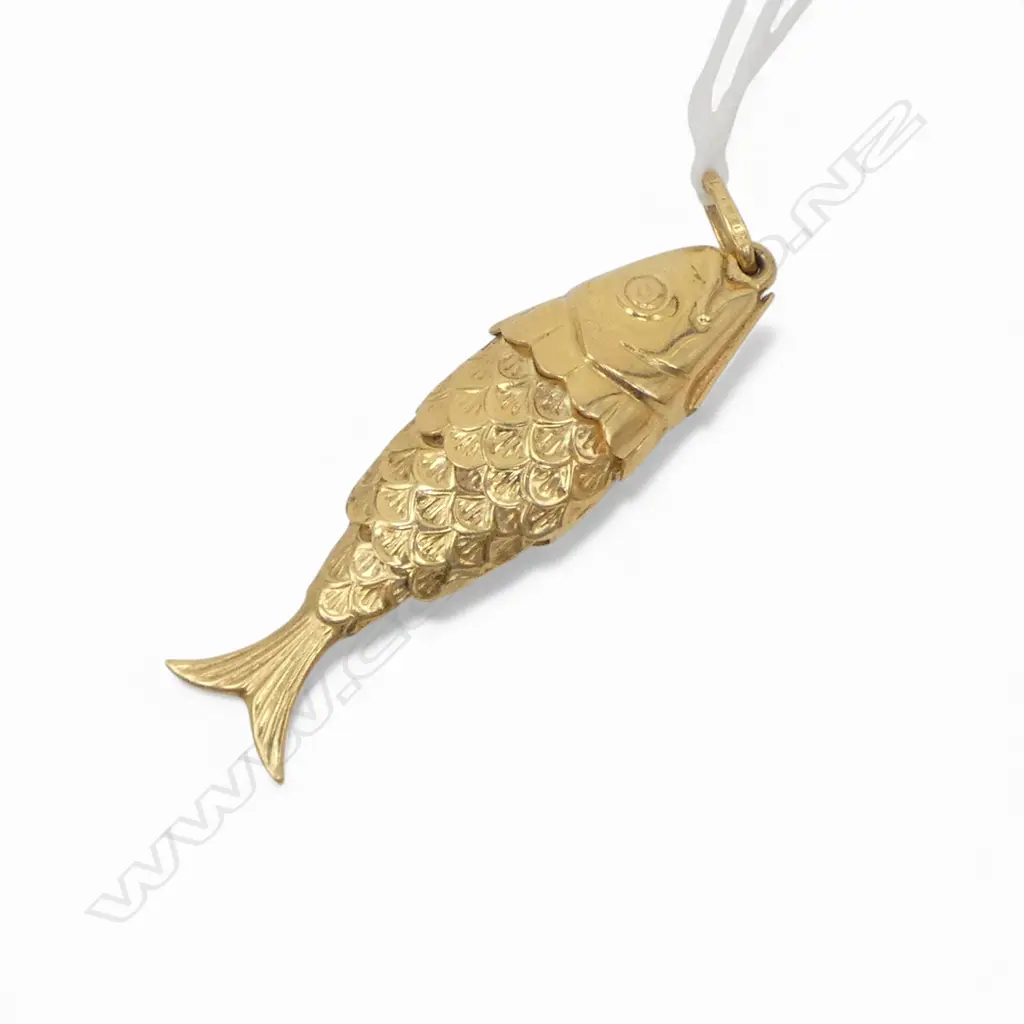 18CT ARTICULATED FISH PENDANT L.40mm 4.3gms Image 1++