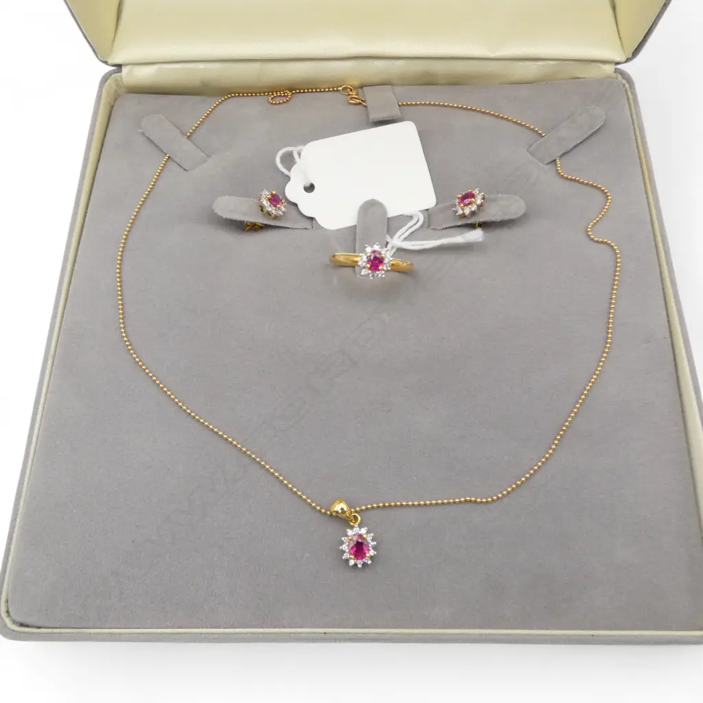 18ct GOLD & RUBY & DIAMOND JEWELLERY SUITE: RING + EARRINGS +MPENDANT NECKLACE 9.4gms w Val. $4850. Image 1++