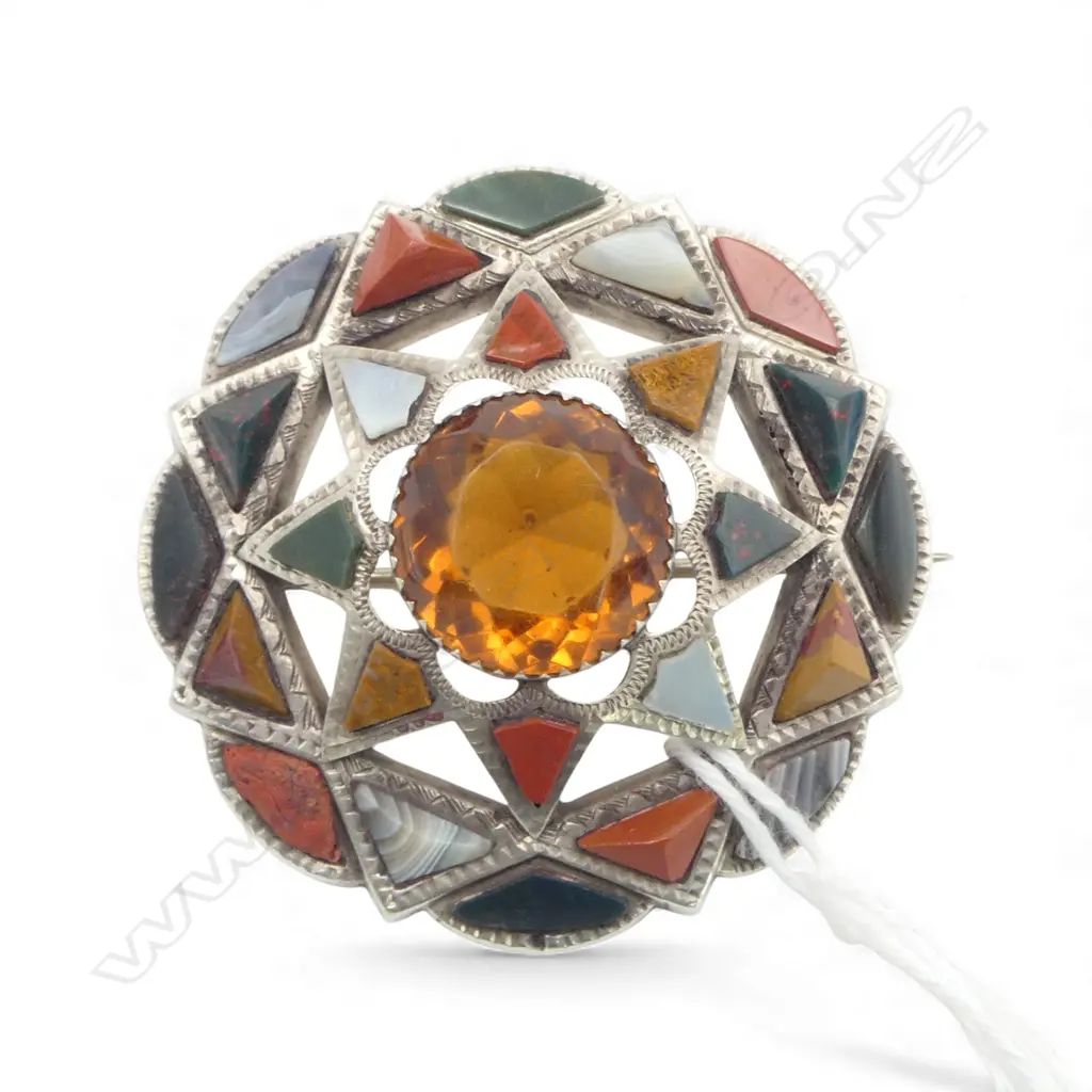 A c.1900 Scottish silver agate and yellow gem brooch, Image 1++