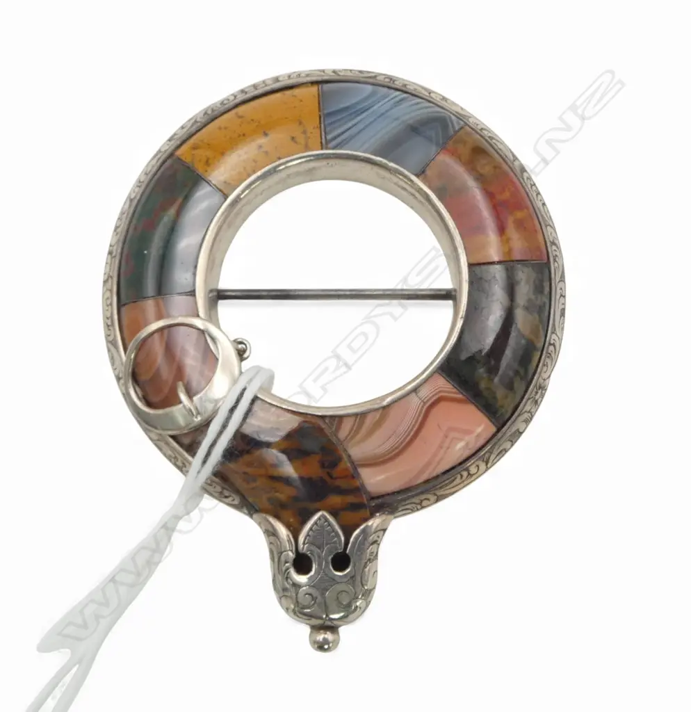 A late Victorian Scottish agate and silver brooch, Image 1++