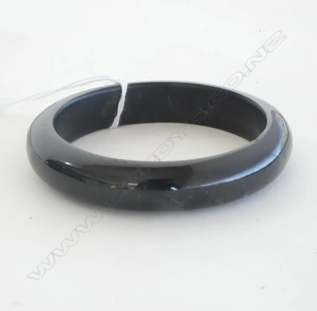 NEIL HANNA ARAHURA GREENSTONE BANGLE, SIGNED & DATED 1980 65mm int. dia. Image 1++