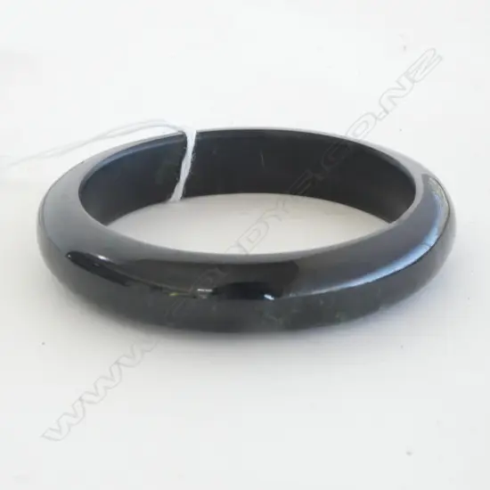 NEIL HANNA ARAHURA GREENSTONE BANGLE, SIGNED & DATED 1980 65mm int. dia.
