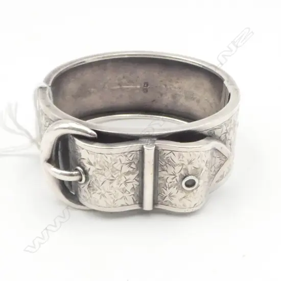 VICT. SILVER ENGRAVED HINGED BUCKLE BANGLE, BIRM. 1884, 41.77gms, valuation