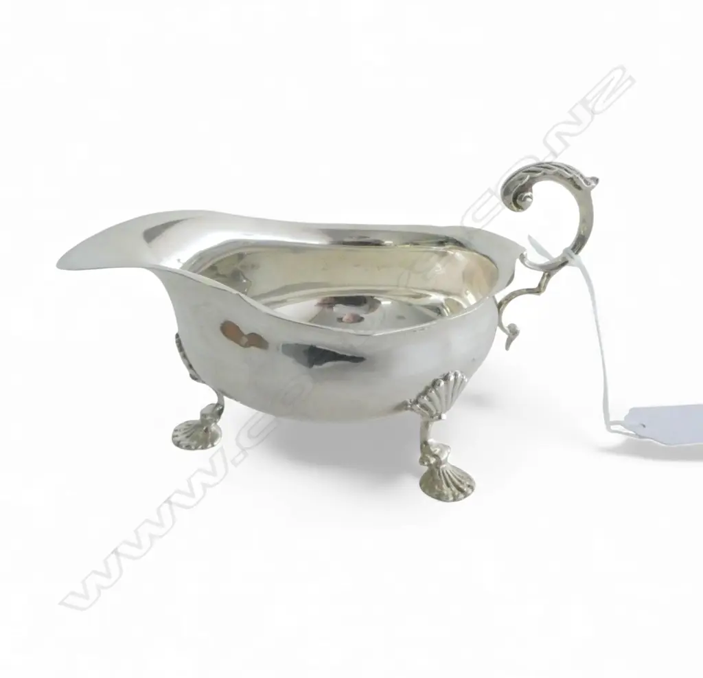 Birmingham 1918 Georgian style sauce boat. Shell feet + flying handle. 144gms Image 1++