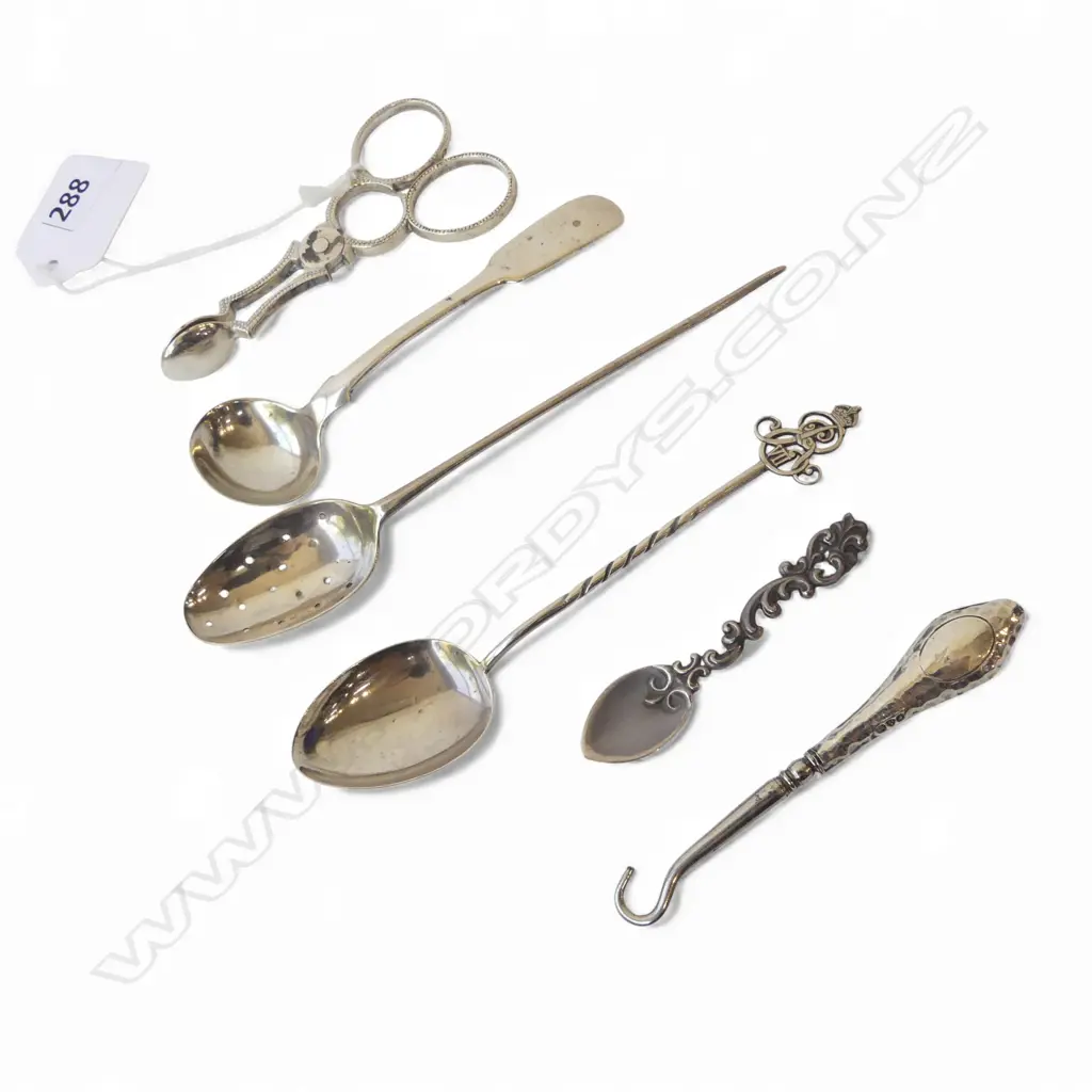 6 PCES STG SILVER; 4 SPOONS, TONGS & BUTTON HOOK 59gms Image 1++