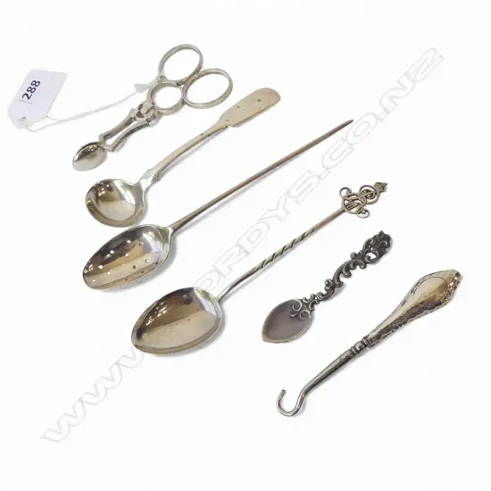 6 PCES STG SILVER; MOTE SPOON + 3 SPOONS, TONGS & BUTTON HOOK 59gms