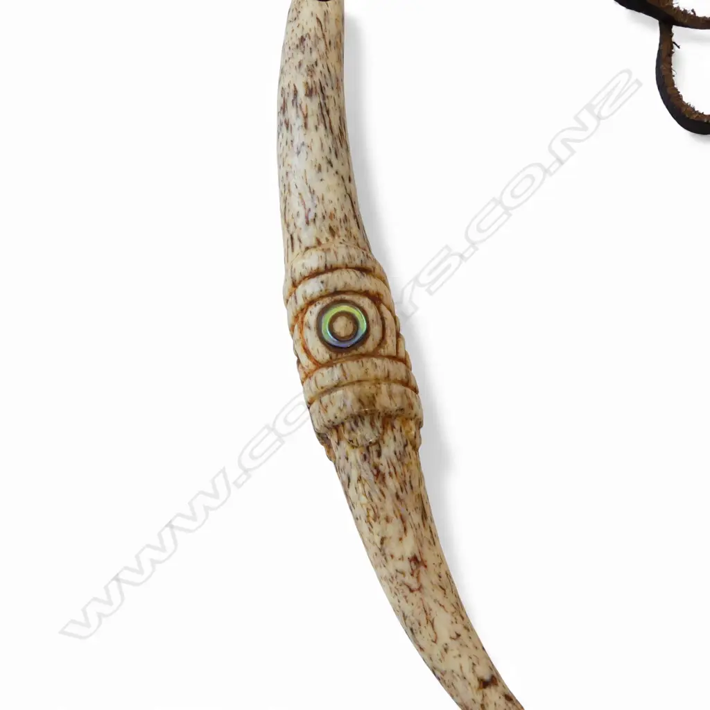 David Tuart carved whalebone Maori aurei pendant. The stylised head with paua ring insert. L.106mm..... Image 1++
