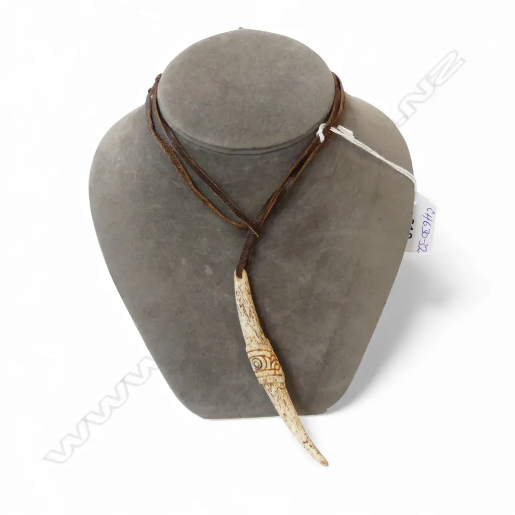 David Tuart carved whalebone Maori aurei pendant. The stylised head with paua ring insert. L.106mm..... Image 1++