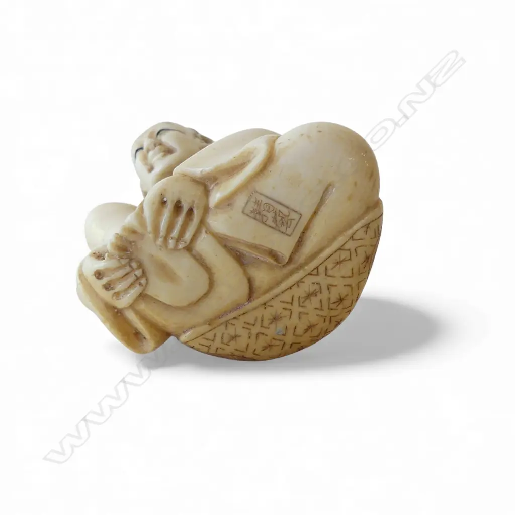 MEIJI PERIOD IVORY OKIMONO seated man, base signed H.45mm Image 1++