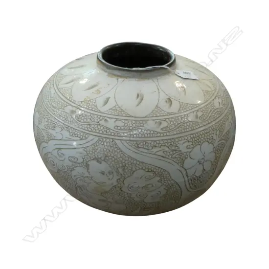 ORIENTAL SQUAT VASE with incised decoration H.280mm