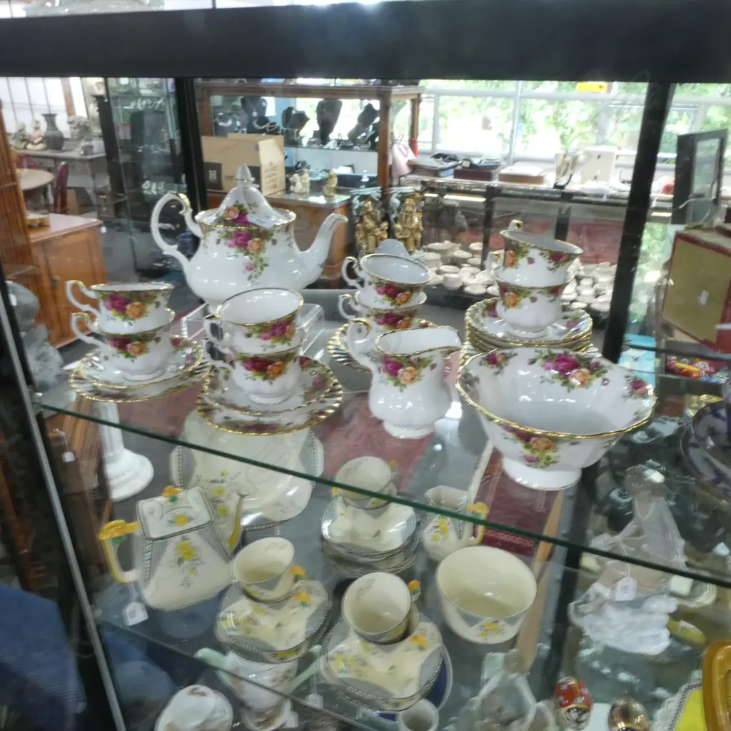 ROYAL ALBERT OLD COUNTRY ROSES CHINA TEA SET, 8 PERSON SETTING INCLDS; TEAPOT, M/S, 8 TRIOS Image 1++