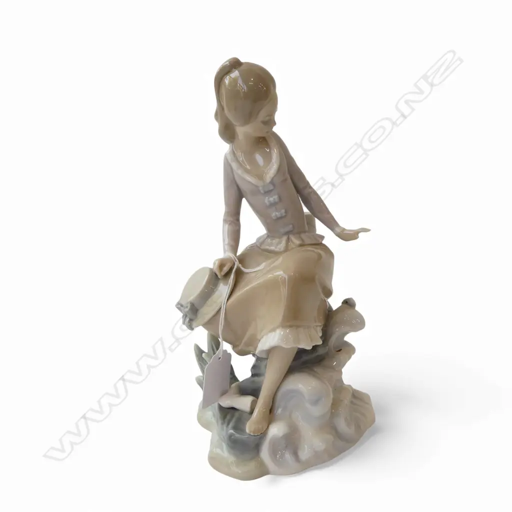 LLADRO FIGURINE 'Girl at the Beach', H.300mm Image 1++