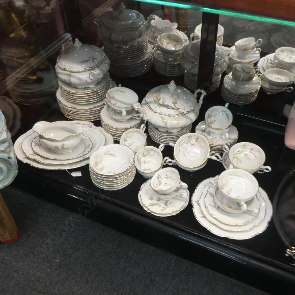 HUTSCHENREUTHER DINNER SERVICE 'SYLVIA' PATTERN, 8 PLACE SETTING Image 1++