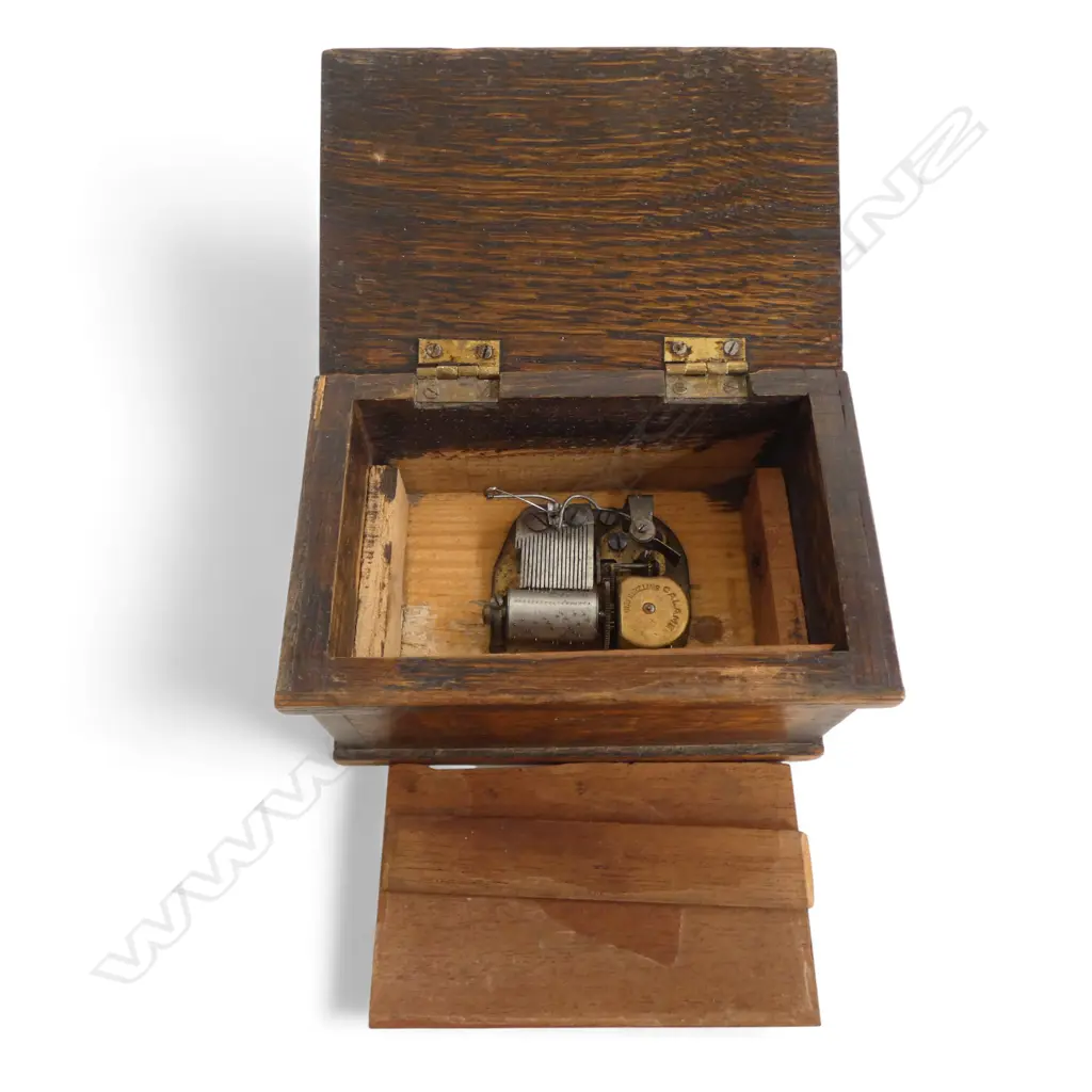 SMALL 1920's OAK MINIATURE MUSIC BOX. Plain form key wind. W.125mm Image 1++