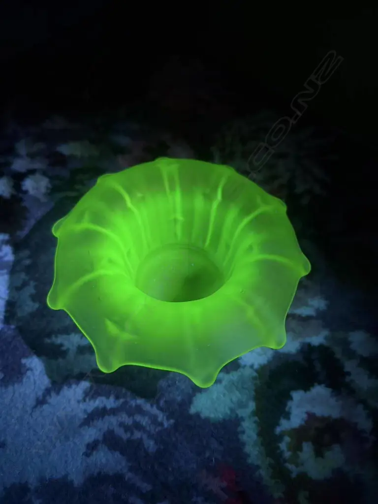 9 PCES URANIUM GLASS; 4 PLATES, 2 VASES, 3 CUPS Image 1++