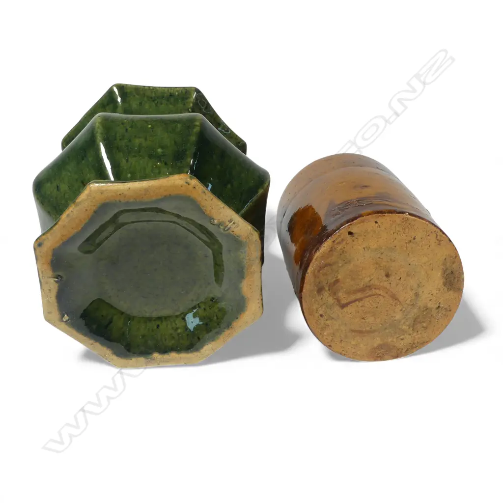 TWO c.1900 NEW ZEALAND POTTERY PCS; STONEWARE JAR (H.145mm) & SQUAT EARTHENWARE GREEN VASE (H.130mm) Image 1++